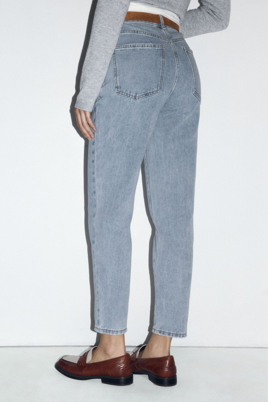 Джинсы mom fit с высокой посадкой и ремнем - цвет голубой - 4