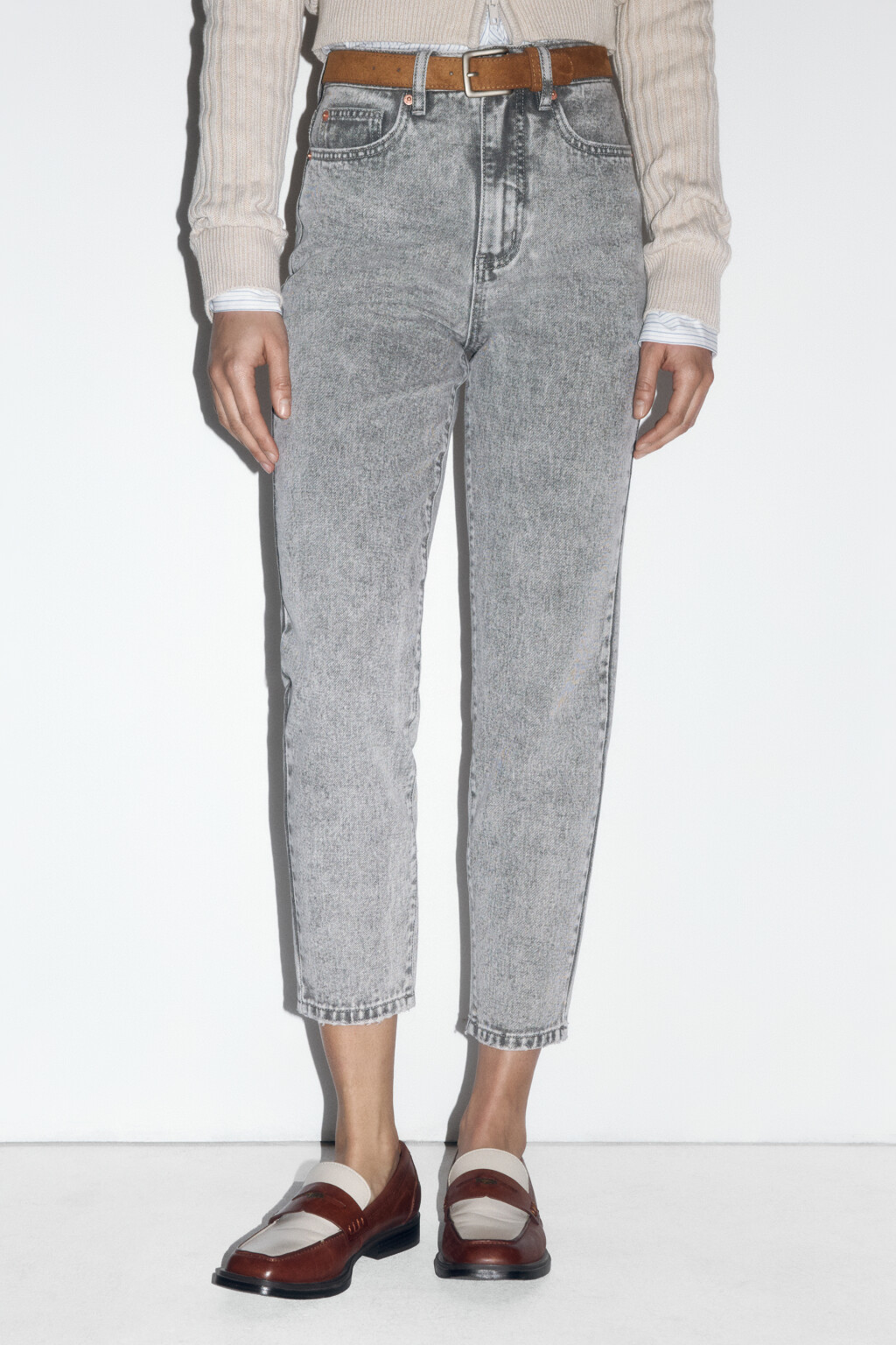 Джинсы mom fit с высокой посадкой и ремнем - цвет серый - 2