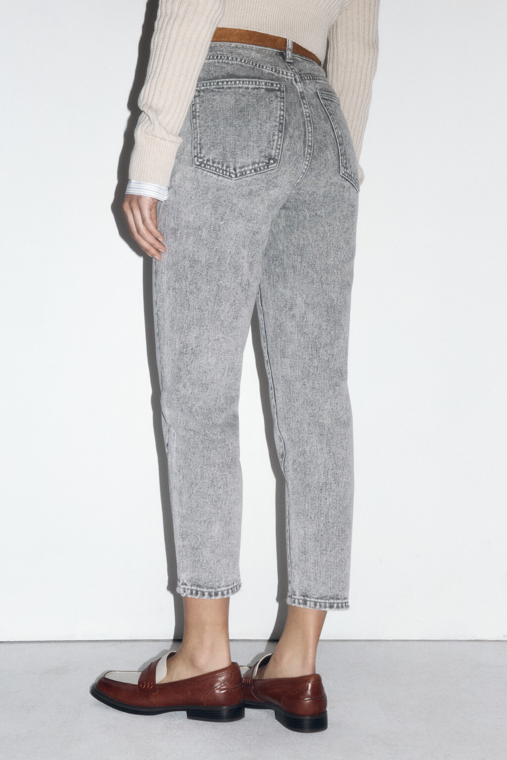 Джинсы mom fit с высокой посадкой и ремнем - цвет серый - 4