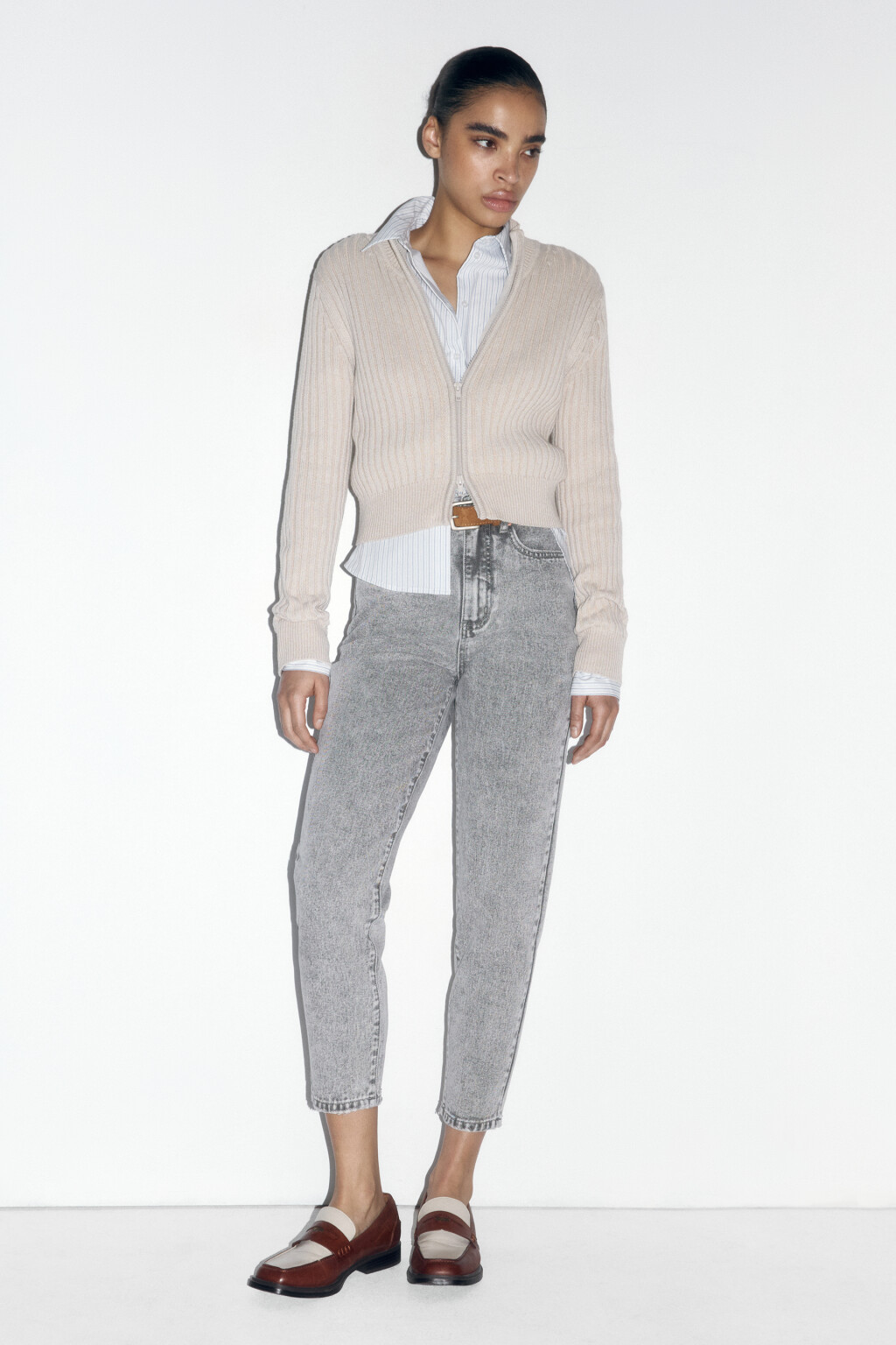 Джинсы mom fit с высокой посадкой и ремнем - цвет серый - 5