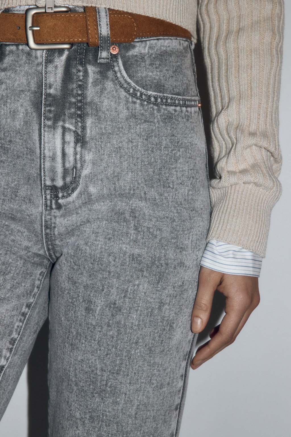 Джинсы mom fit с высокой посадкой и ремнем - цвет серый - 6