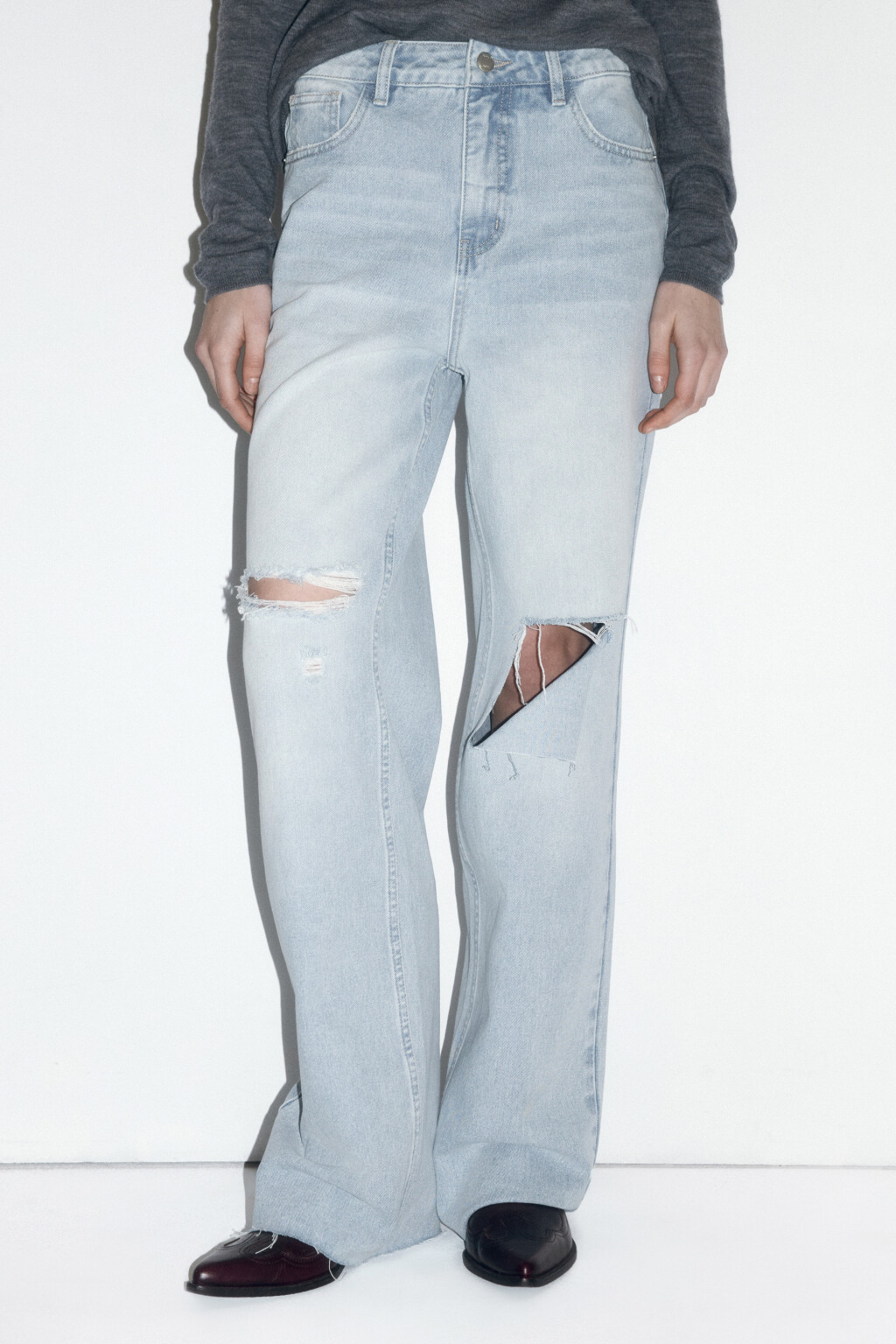 Джинсы широкие с рваными коленями - цвет голубой - 2