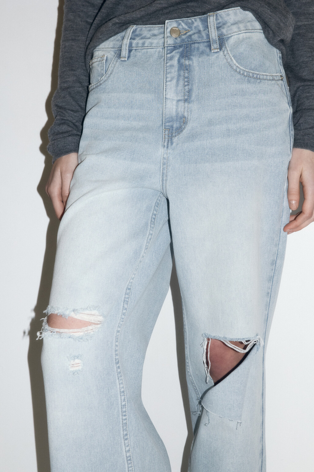 Джинсы широкие с рваными коленями - цвет голубой - 5