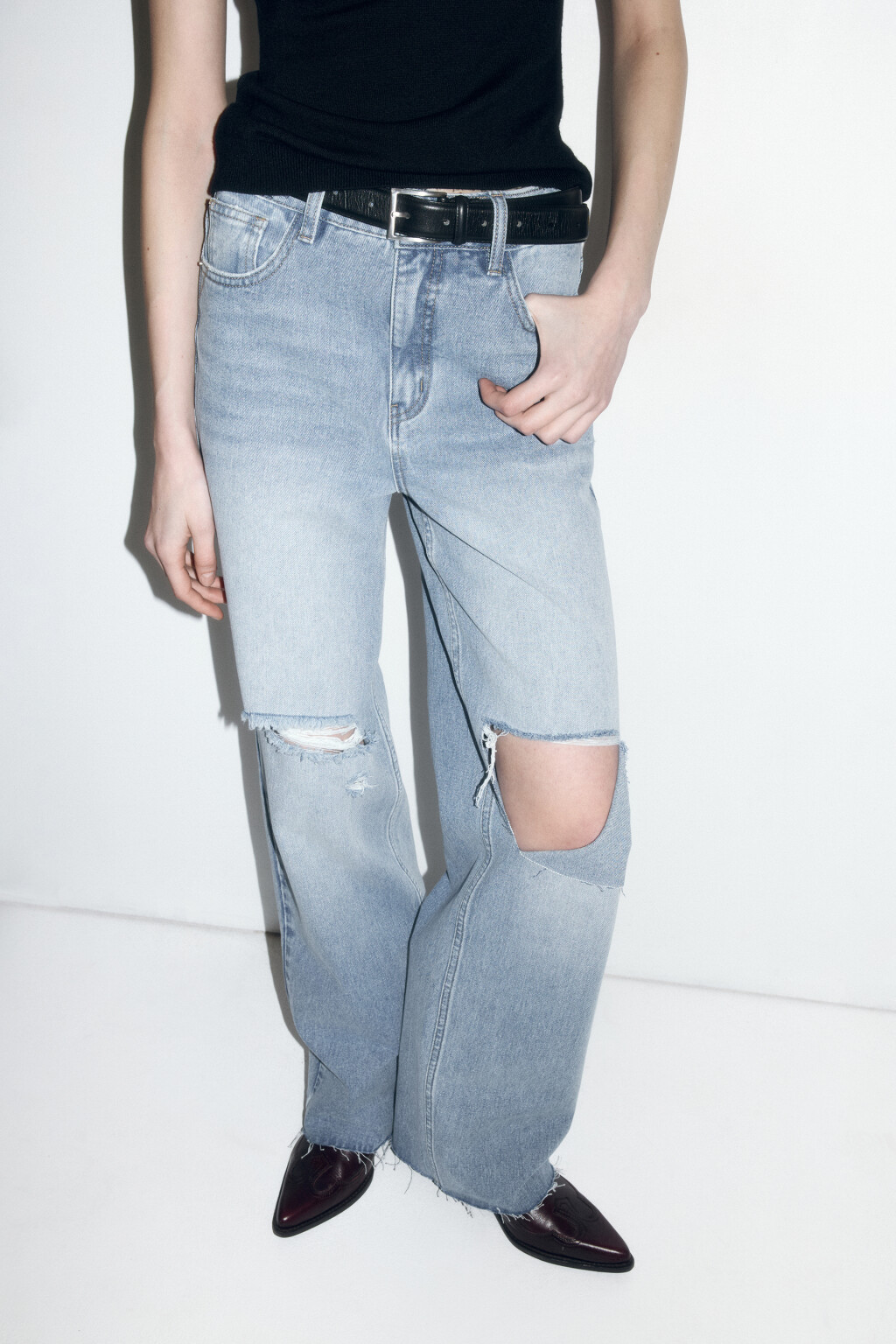 Джинсы широкие с рваными коленями - цвет голубой - 1