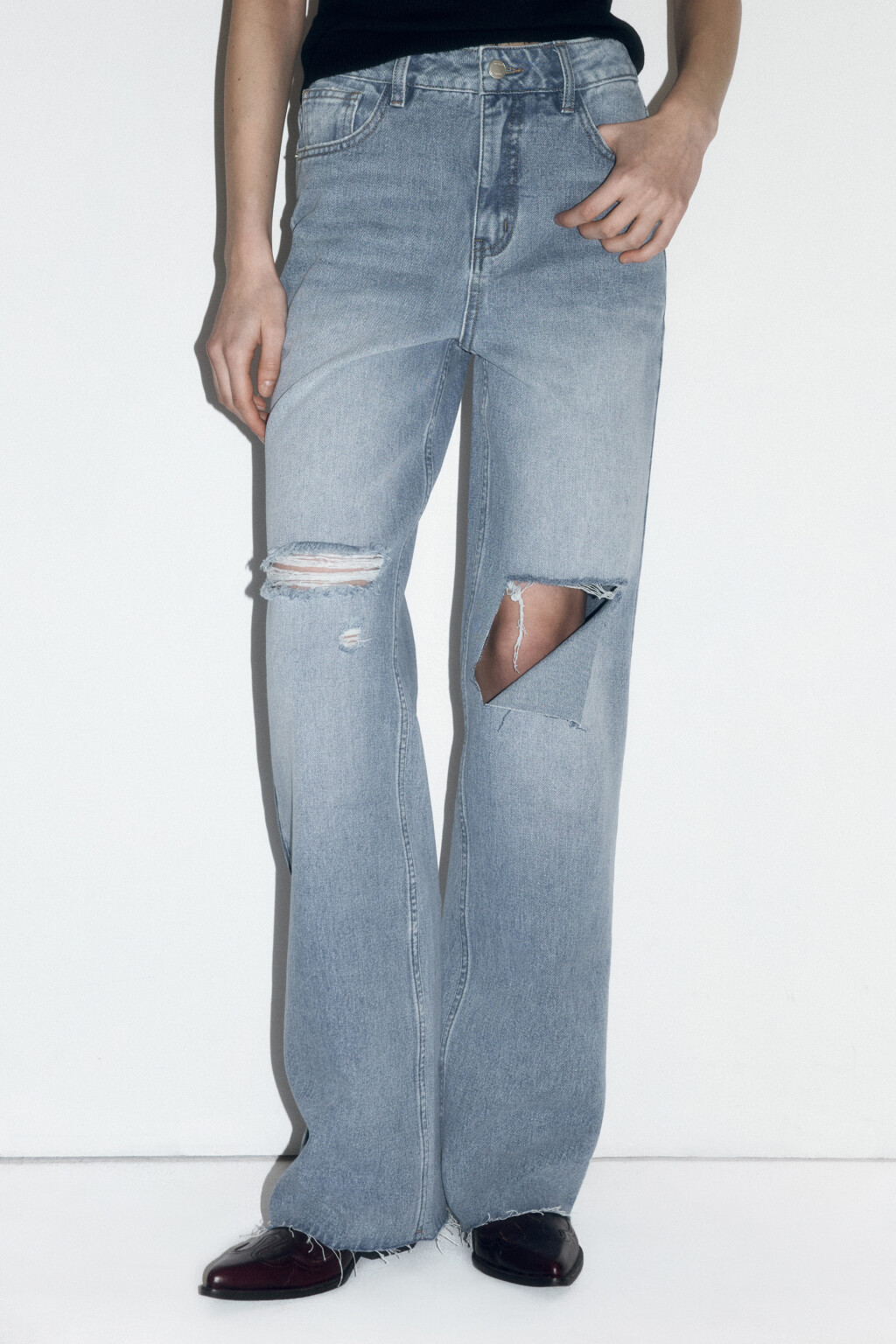 Джинсы широкие с рваными коленями - цвет голубой - 3