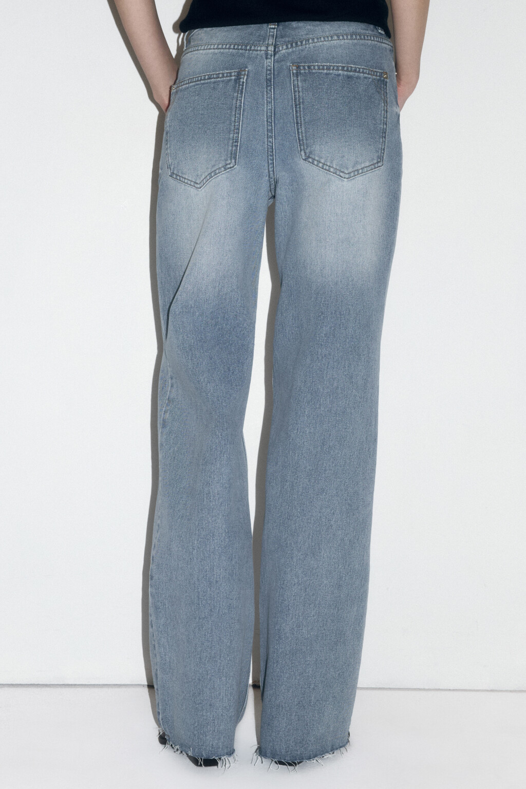 Джинсы широкие с рваными коленями - цвет голубой - 4