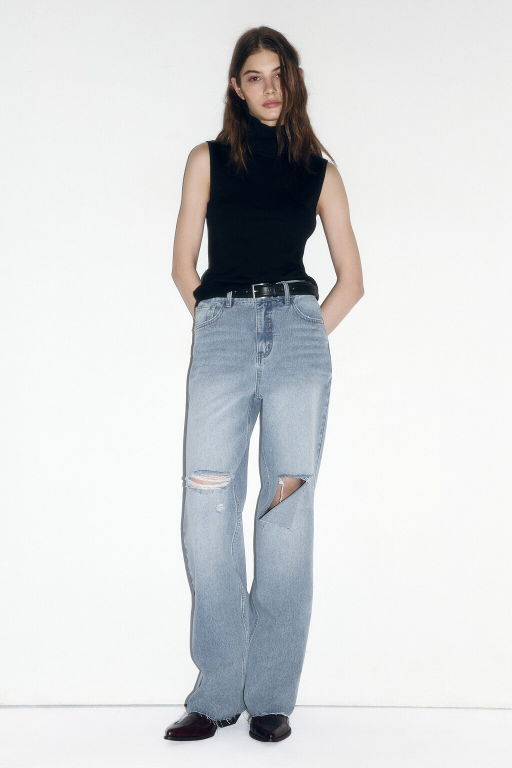 Джинсы широкие с рваными коленями - цвет голубой - 5