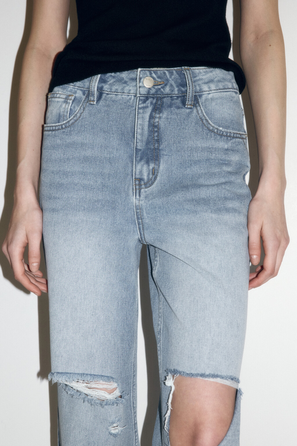 Джинсы широкие с рваными коленями - цвет голубой - 6