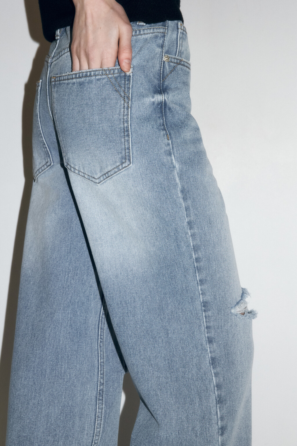 Джинсы широкие с рваными коленями - цвет голубой - 7