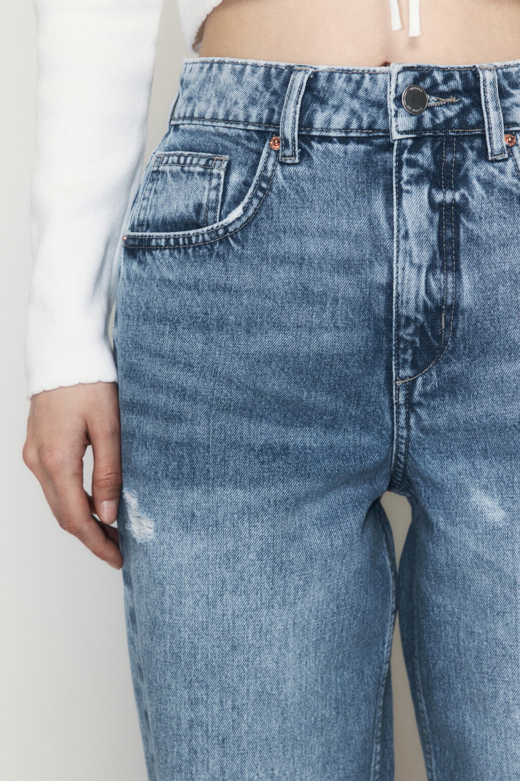 Джинсы mom fit рваные с высокой посадкой - цвет голубой - 5