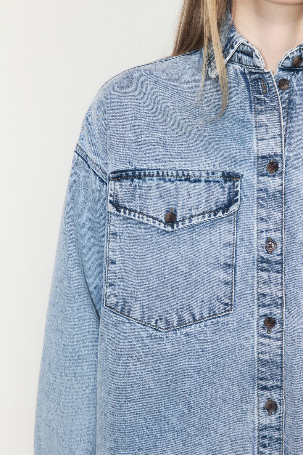 Рубашка oversize джинсовая с карманами - цвет голубой - 5
