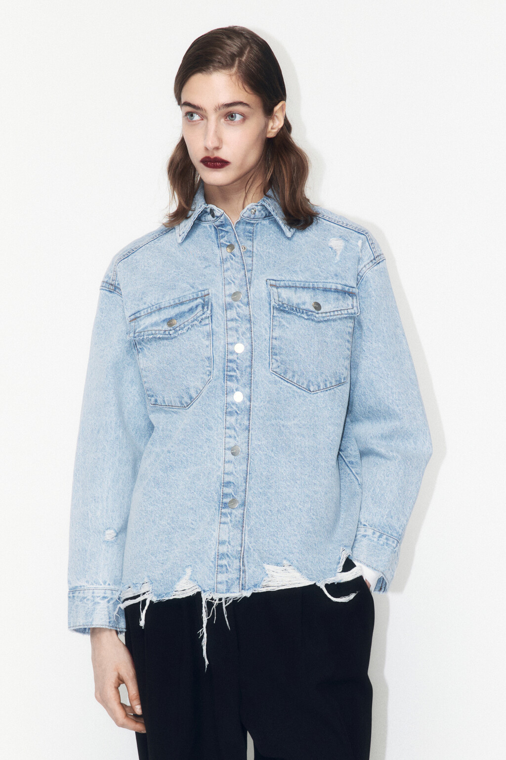Рубашка oversize джинсовая рваная - цвет голубой - 2