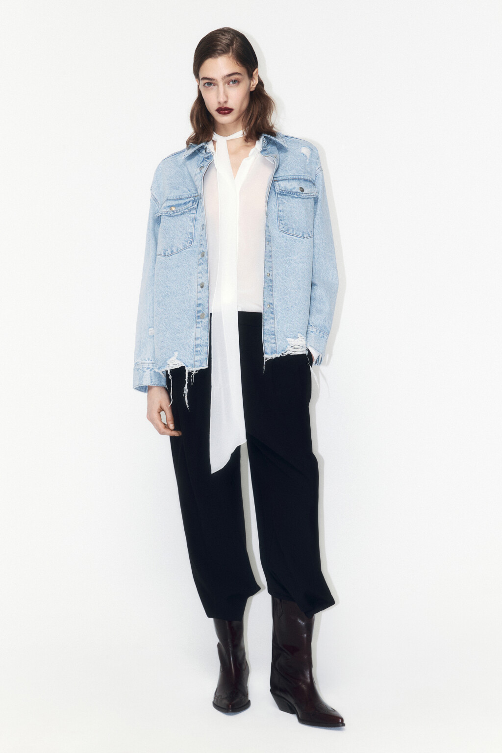 Рубашка oversize джинсовая рваная - цвет голубой - 4