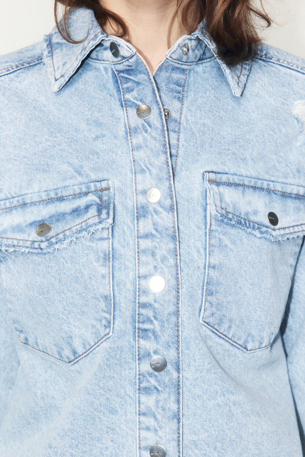 Рубашка oversize джинсовая рваная - цвет голубой - 5