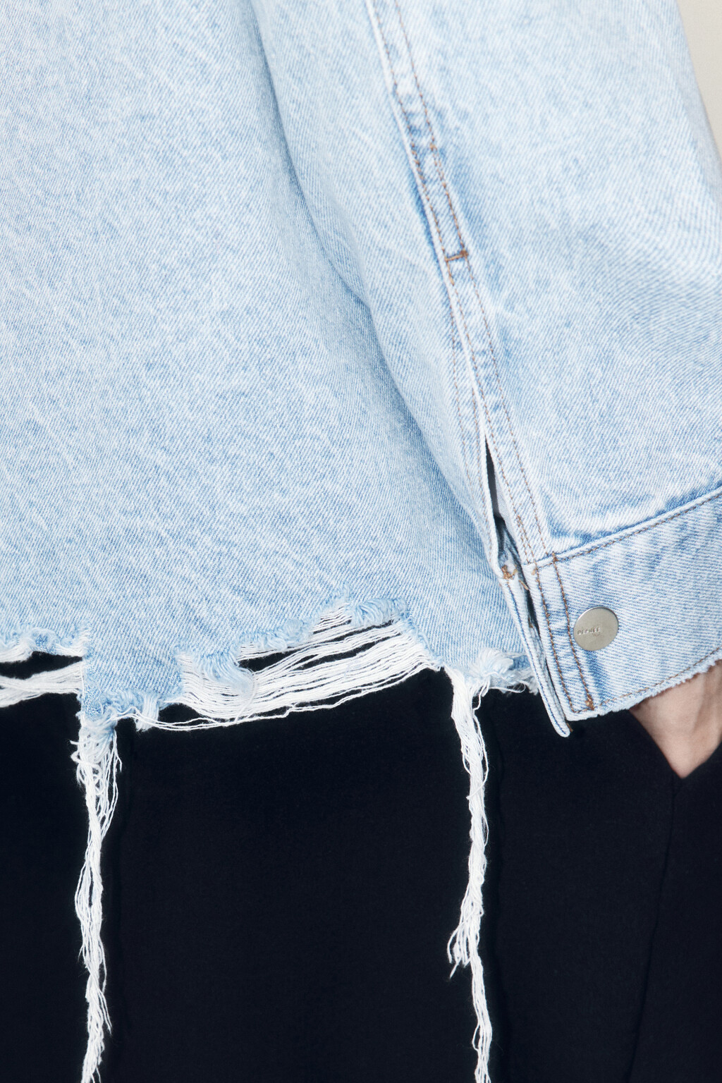 Рубашка oversize джинсовая рваная - цвет голубой - 6