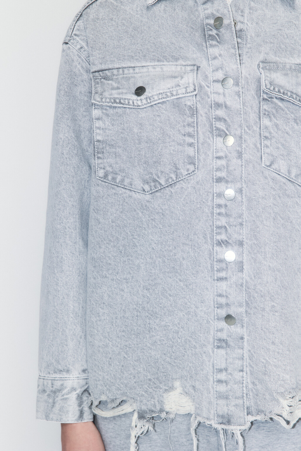 Рубашка oversize джинсовая рваная - цвет серый - 7