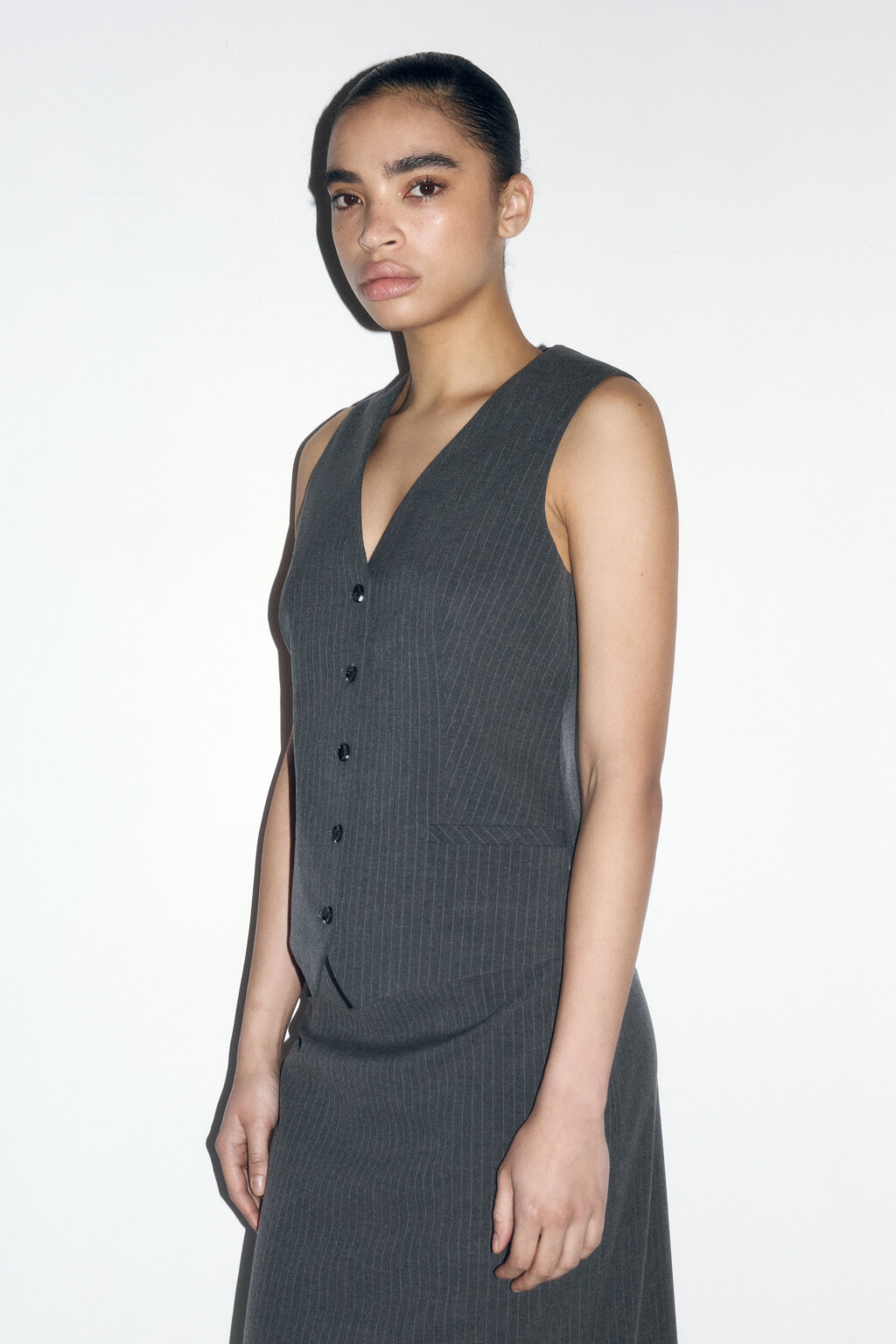Жилет костюмный приталенный в полоску - цвет серый - 2