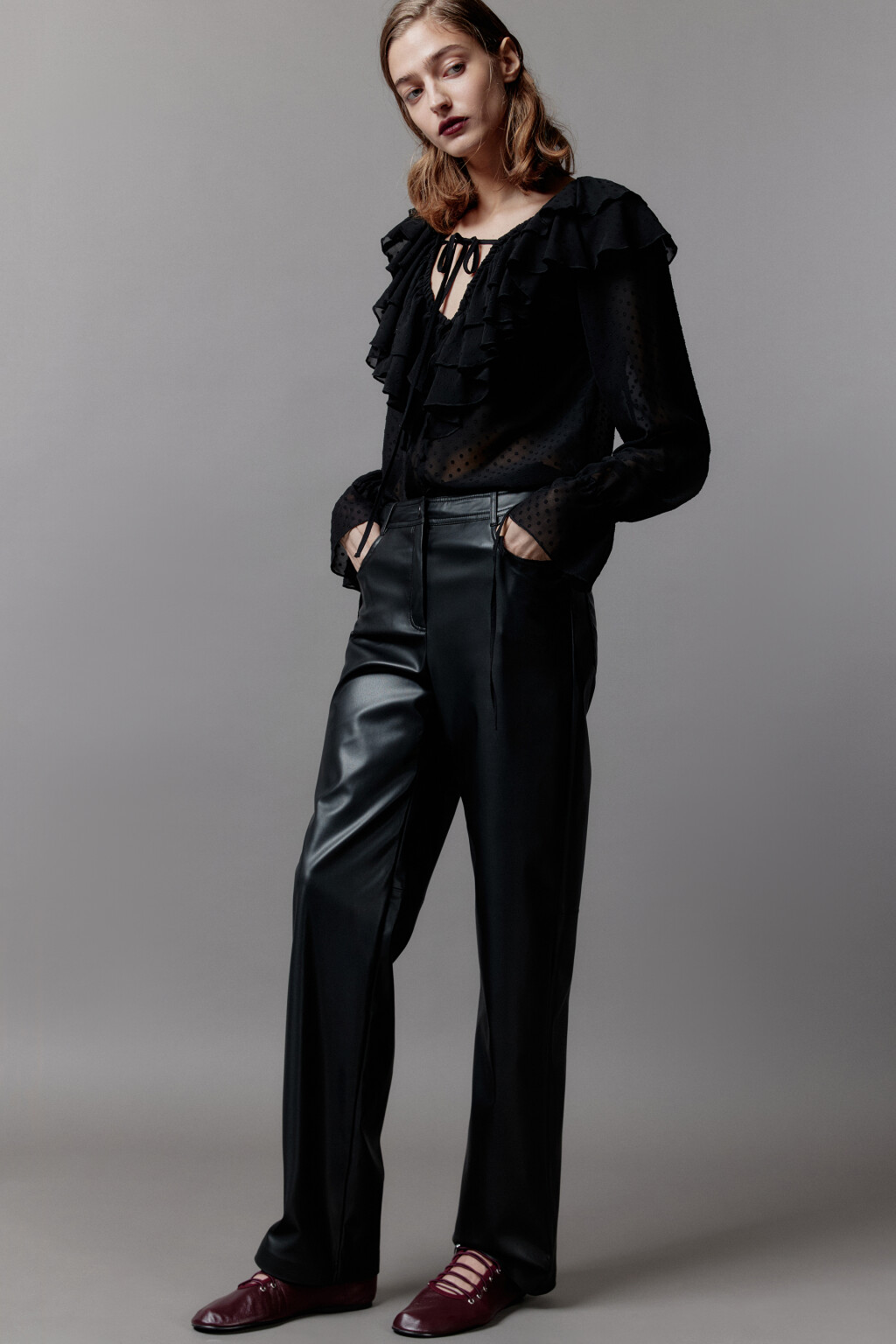 Брюки прямые из искусственной кожи - цвет черный - 1