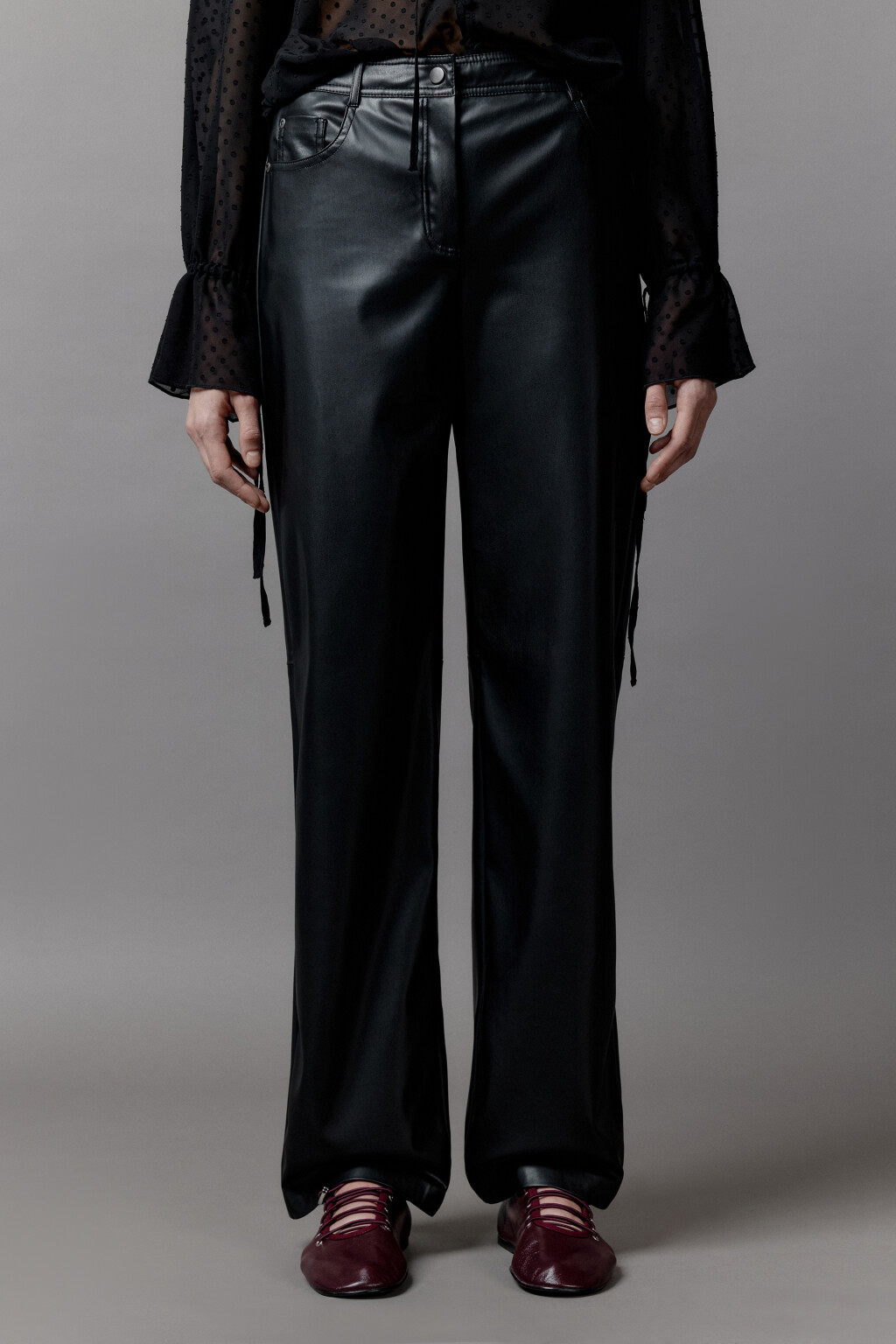 Брюки прямые из искусственной кожи - цвет черный - 2