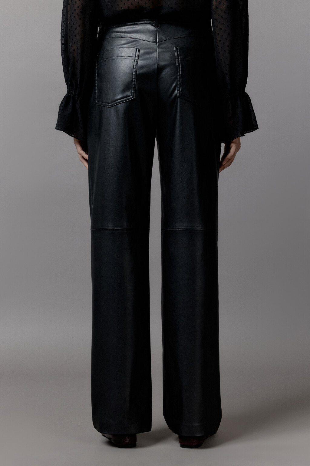 Брюки прямые из искусственной кожи - цвет черный - 3