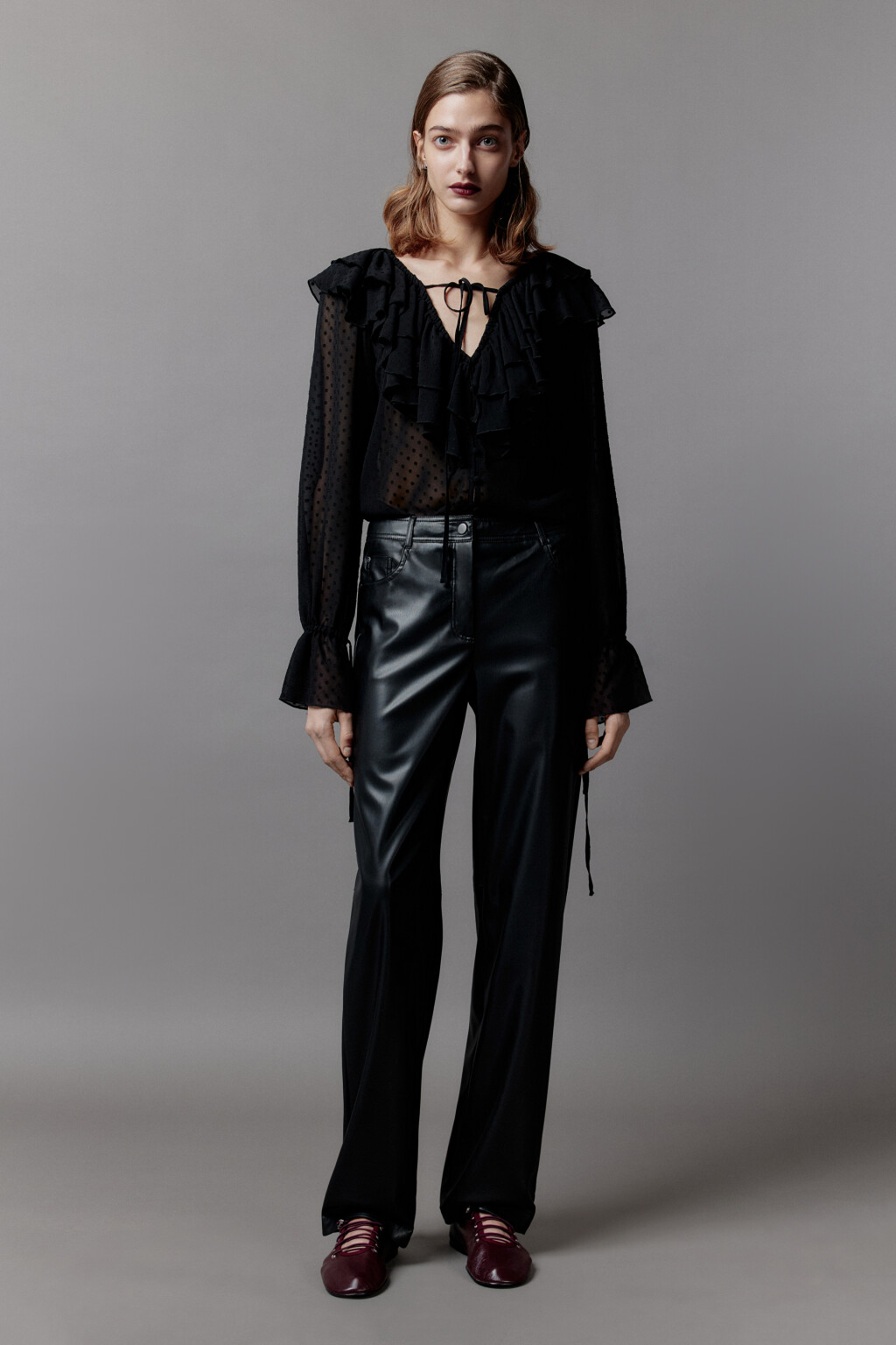 Брюки прямые из искусственной кожи - цвет черный - 4