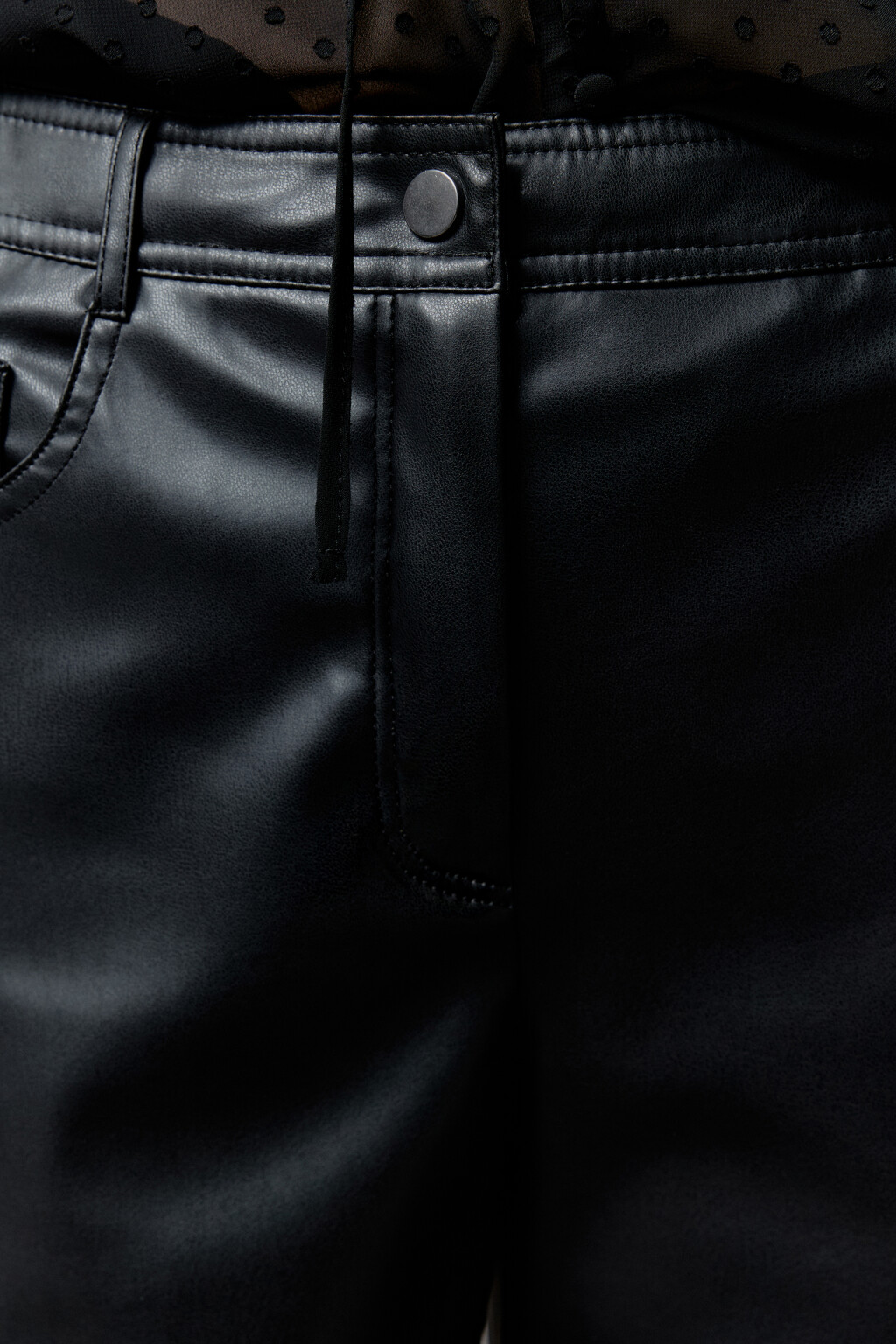 Брюки прямые из искусственной кожи - цвет черный - 5