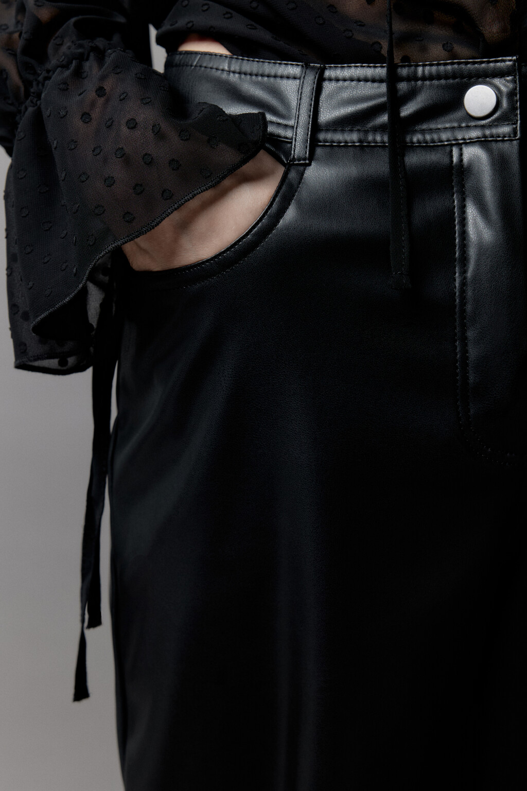Брюки прямые из искусственной кожи - цвет черный - 6