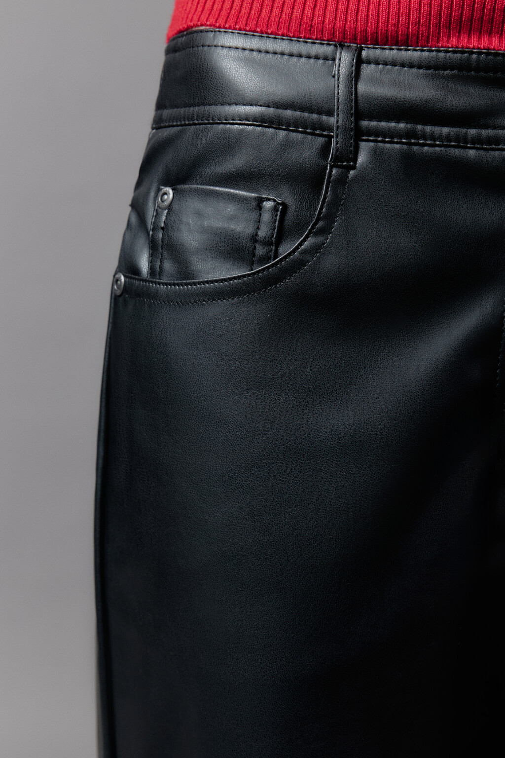 Брюки прямые из искусственной кожи - цвет черный - 7