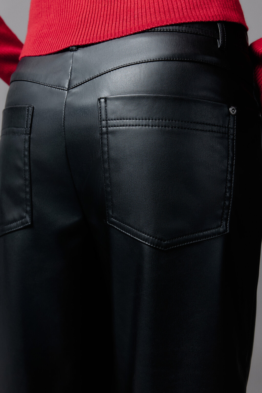 Брюки прямые из искусственной кожи - цвет черный - 8