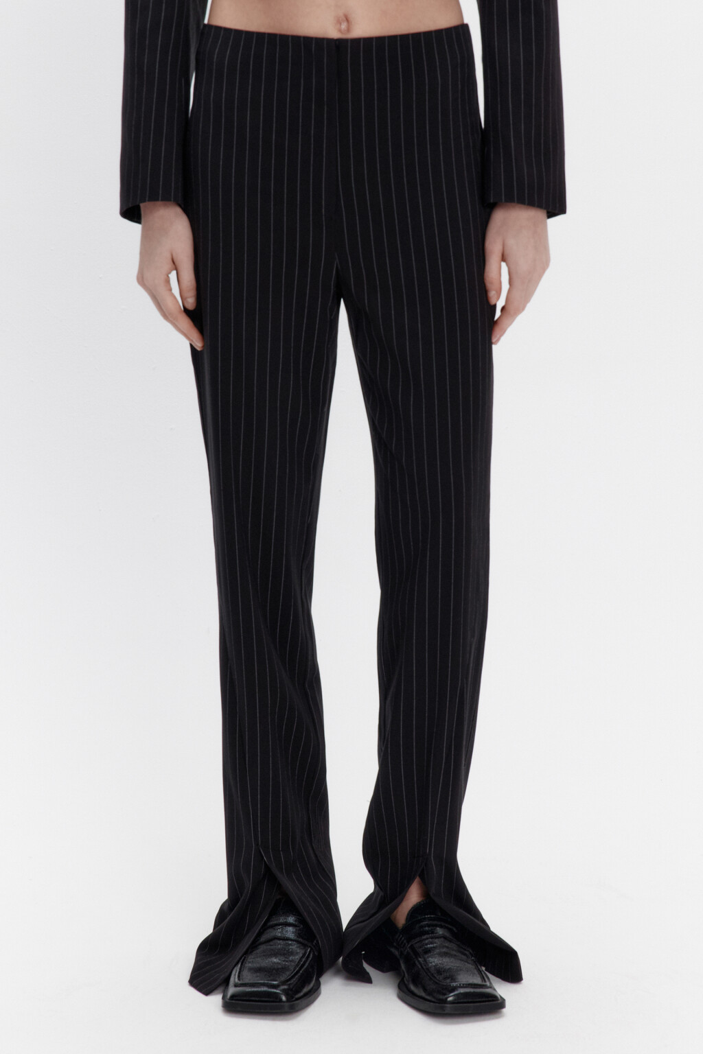 Брюки клеш костюмные с разрезами - цвет черный - 2