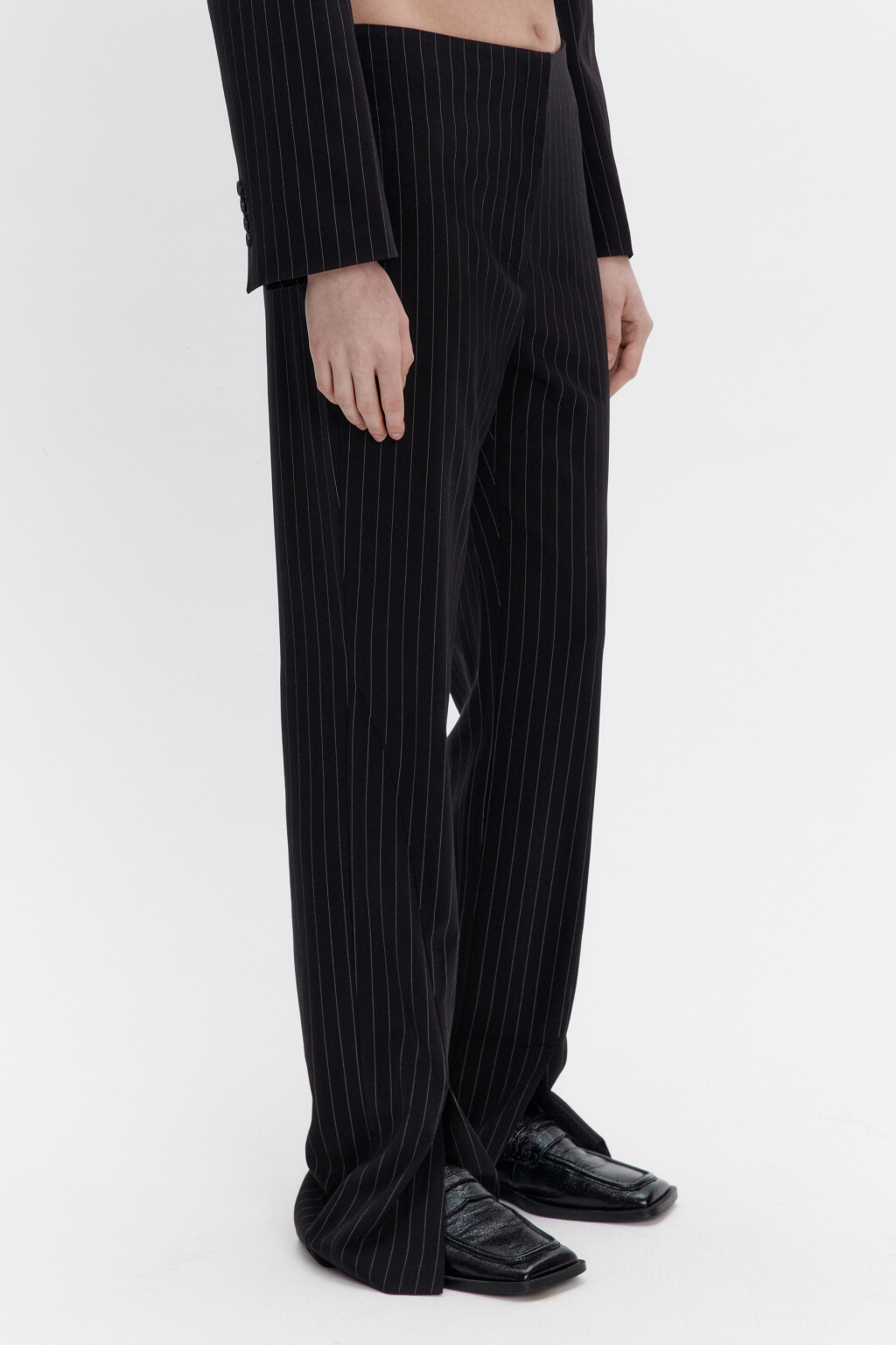 Брюки клеш костюмные с разрезами - цвет черный - 3