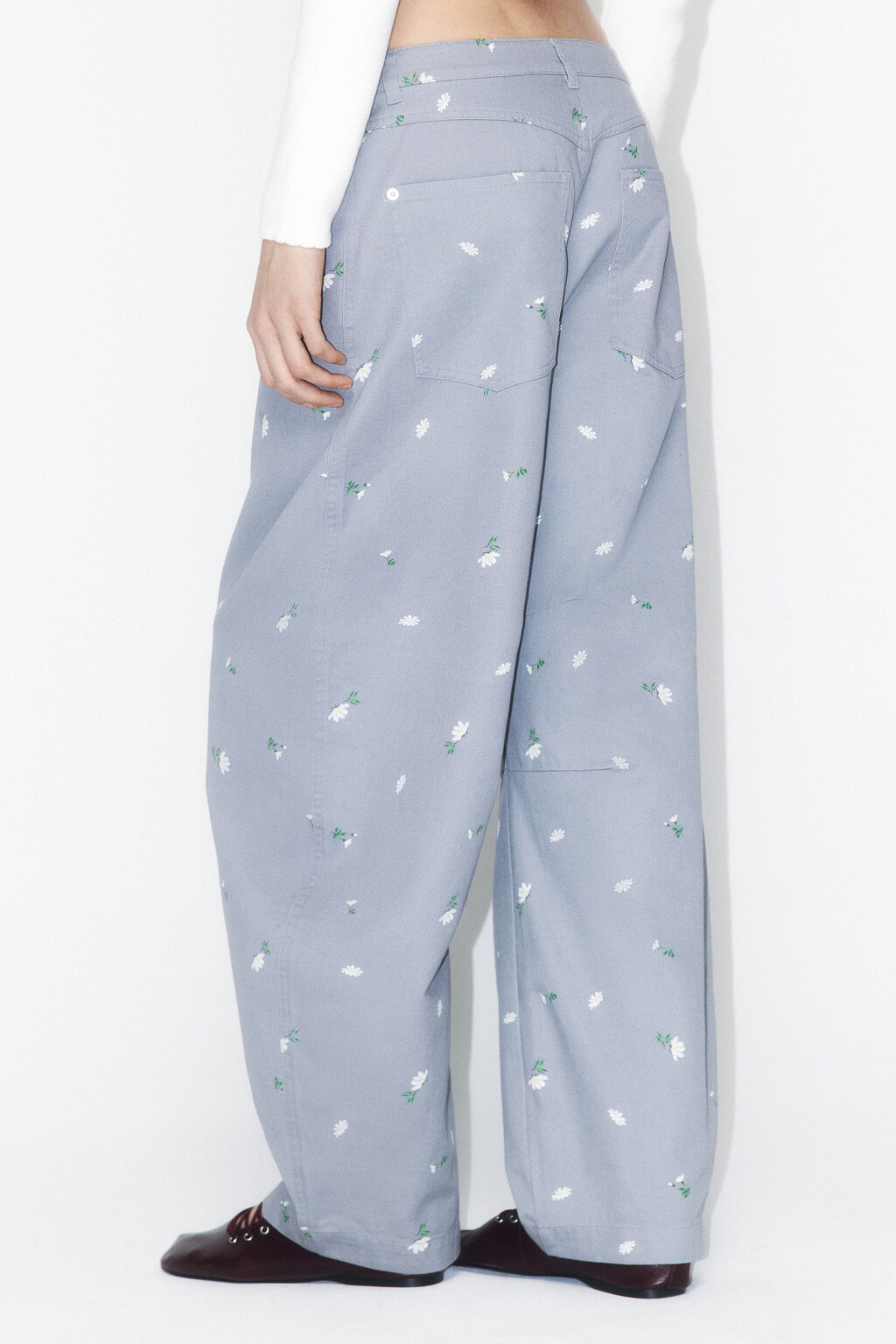 Брюки barrel fit хлопковые с цветочным принтом - цвет серый - 5