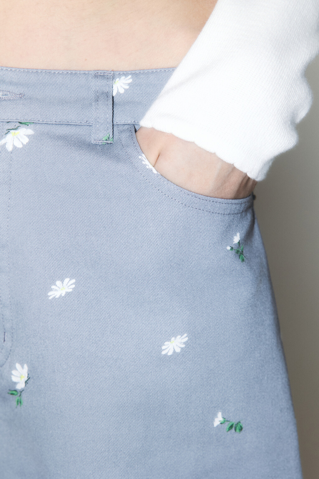 Брюки barrel fit хлопковые с цветочным принтом - цвет серый - 7