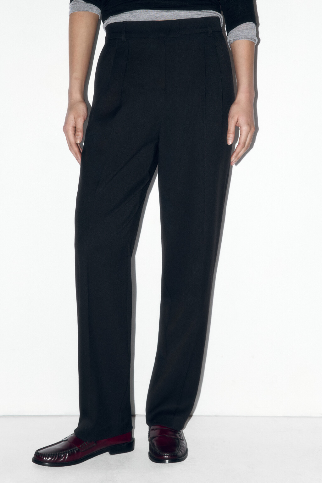 Брюки-бананы костюмные с высокой посадкой - цвет черный - 2