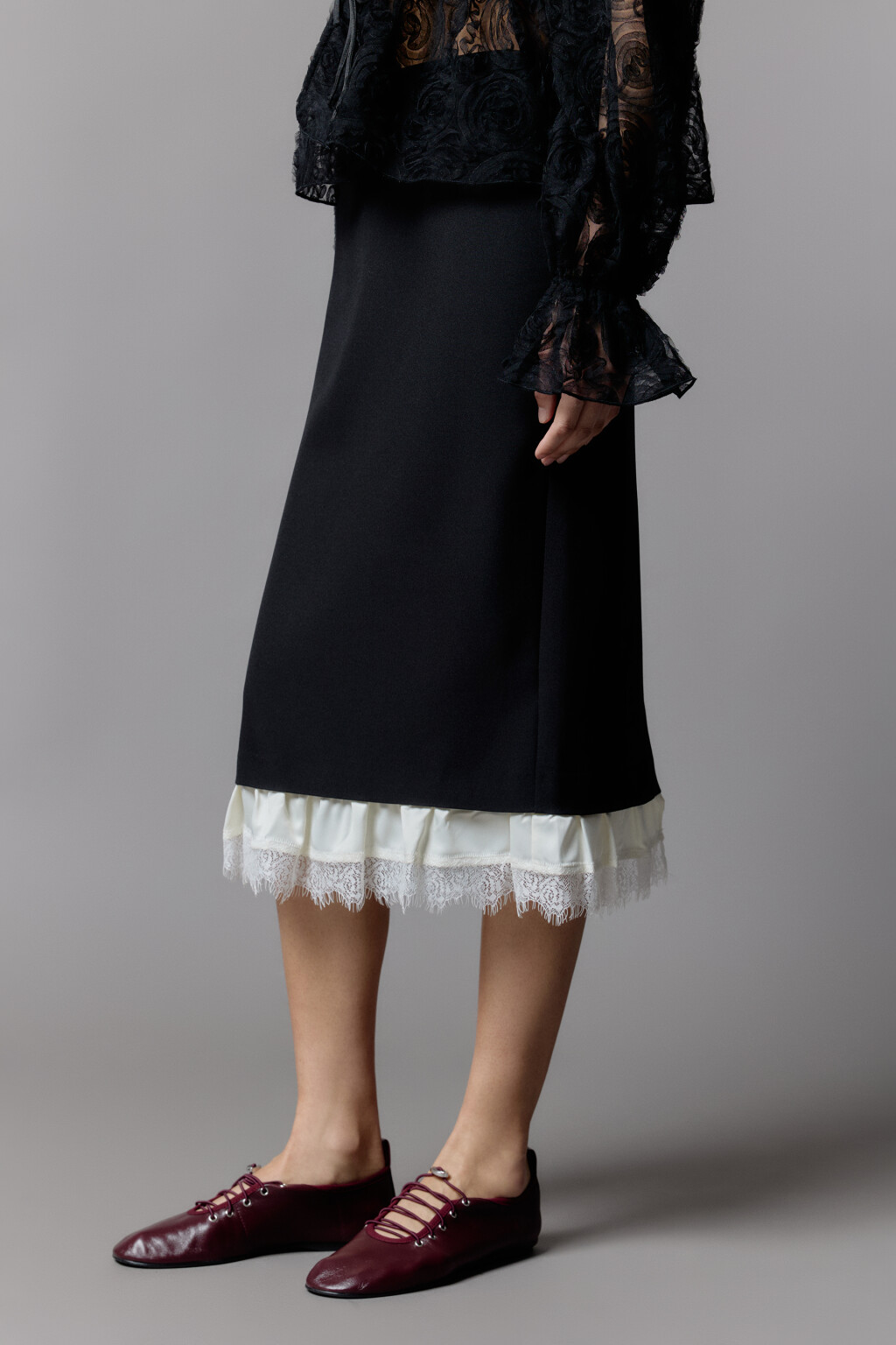 Юбка миди костюмная с кружевной подкладкой - цвет черный - 3
