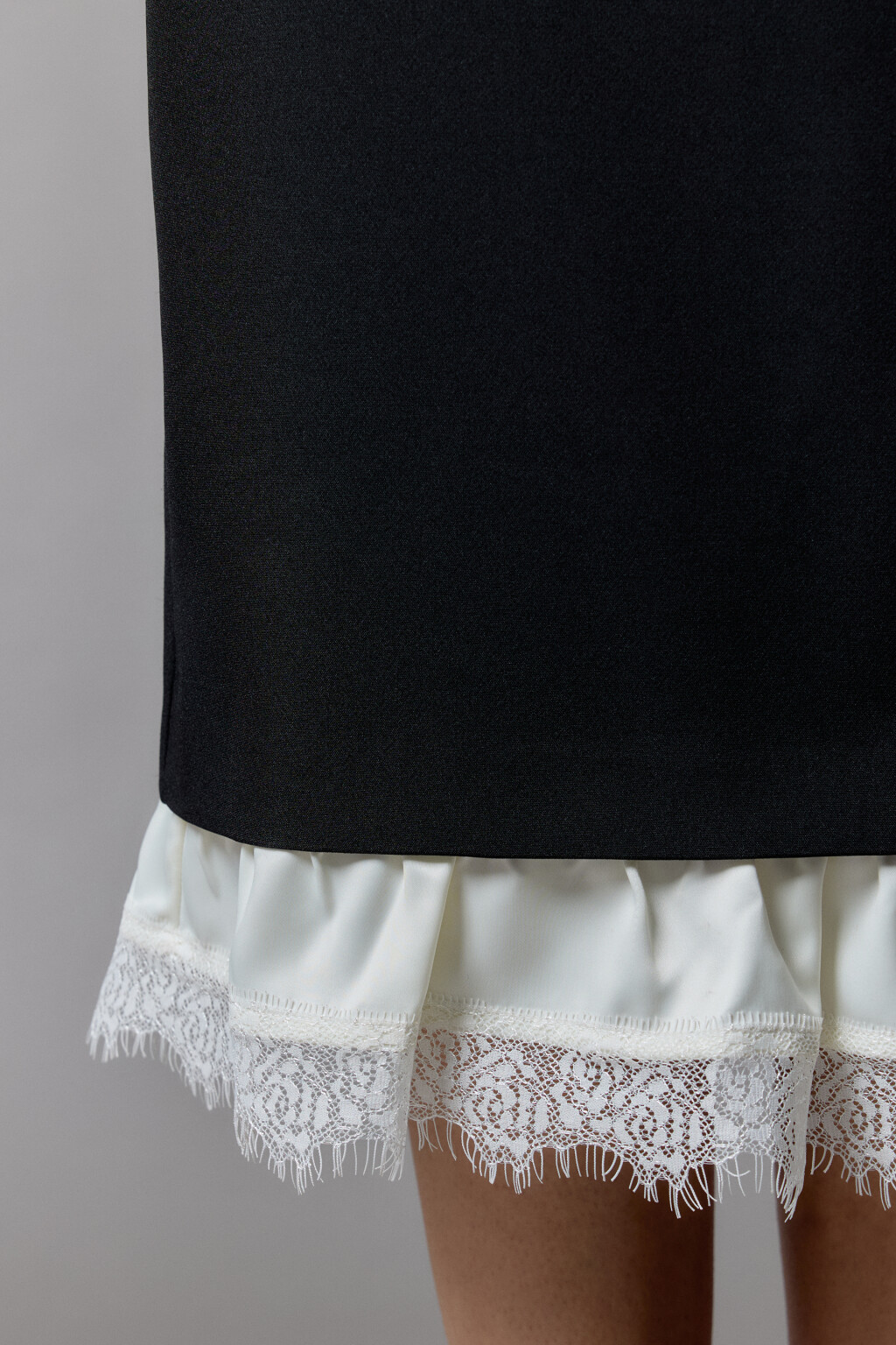 Юбка миди костюмная с кружевной подкладкой - цвет черный - 6
