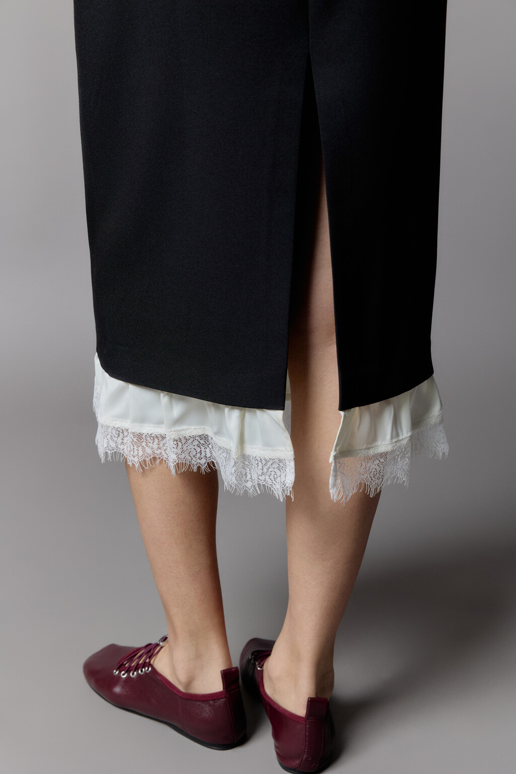 Юбка миди костюмная с кружевной подкладкой - цвет черный - 7