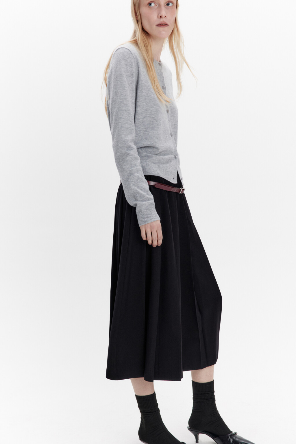 Юбка-трапеция миди костюмная в складку - цвет черный - 2