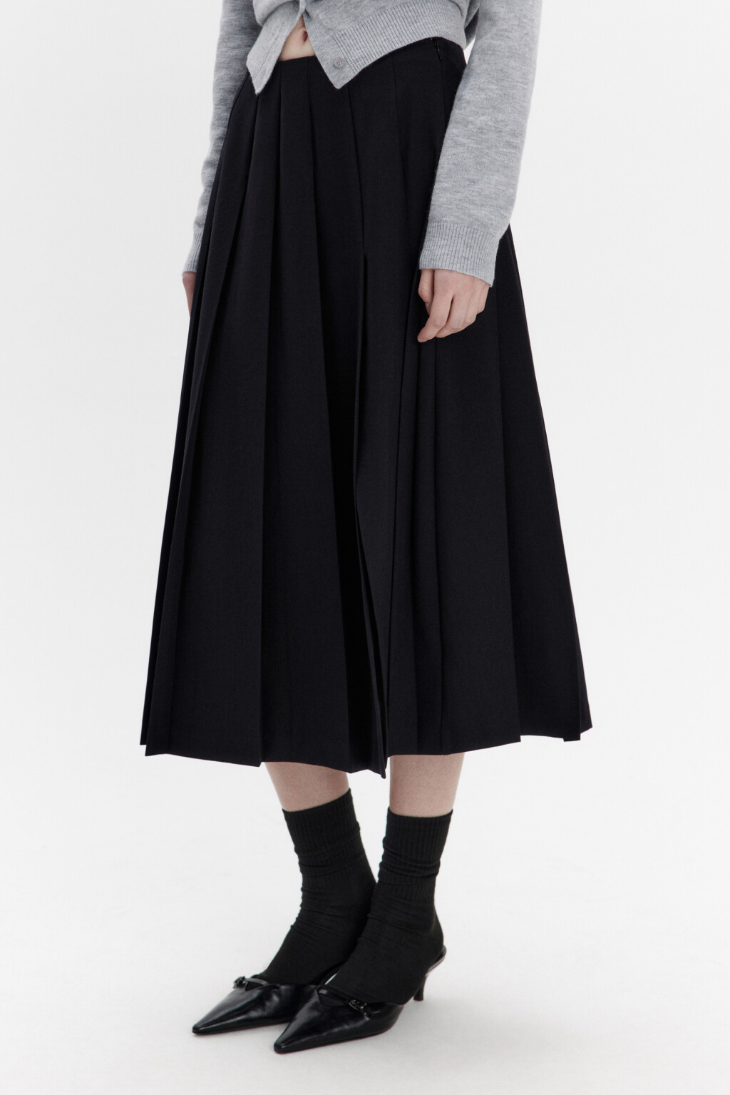 Юбка-трапеция миди костюмная в складку - цвет черный - 4