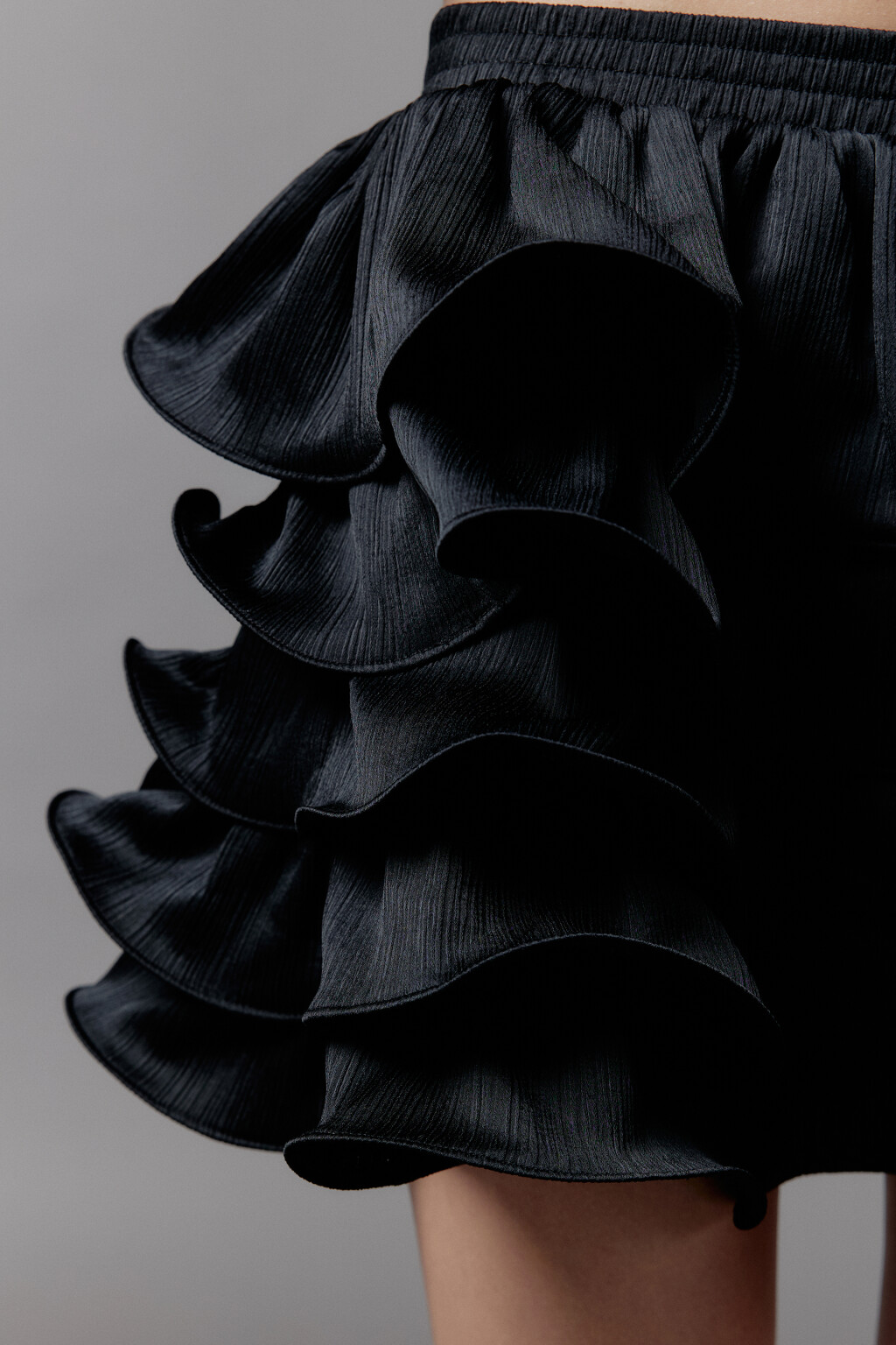 Юбка мини ярусная из ткани плиссе - цвет черный - 7
