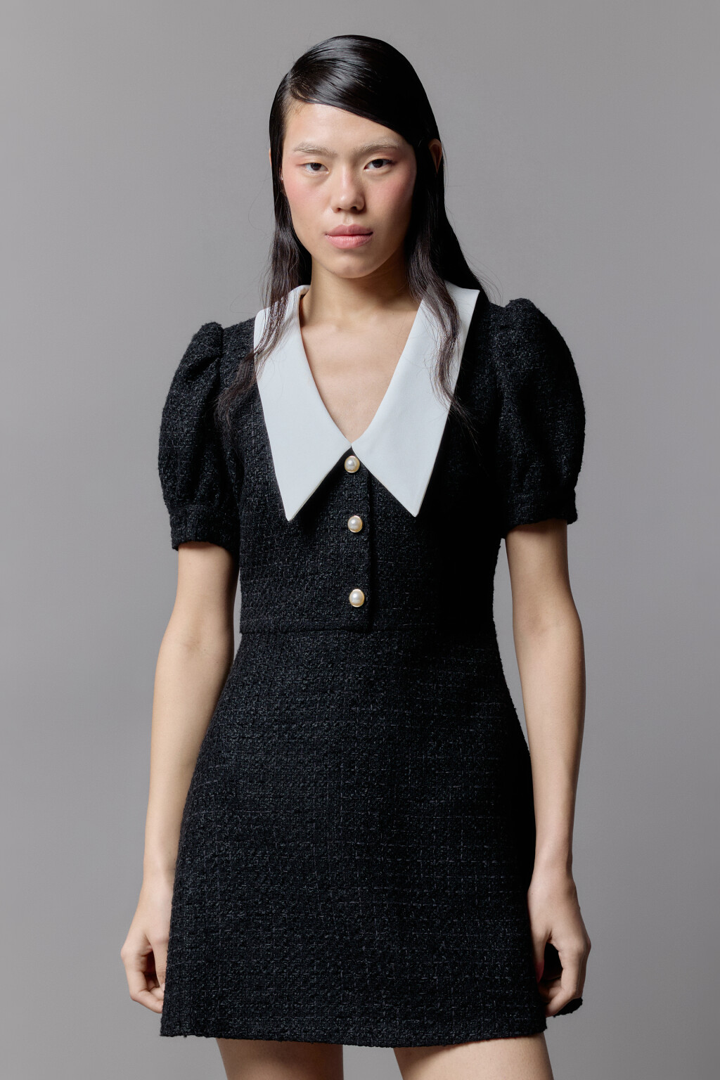 Платье мини твидовое с белым воротничком - цвет черный - 2