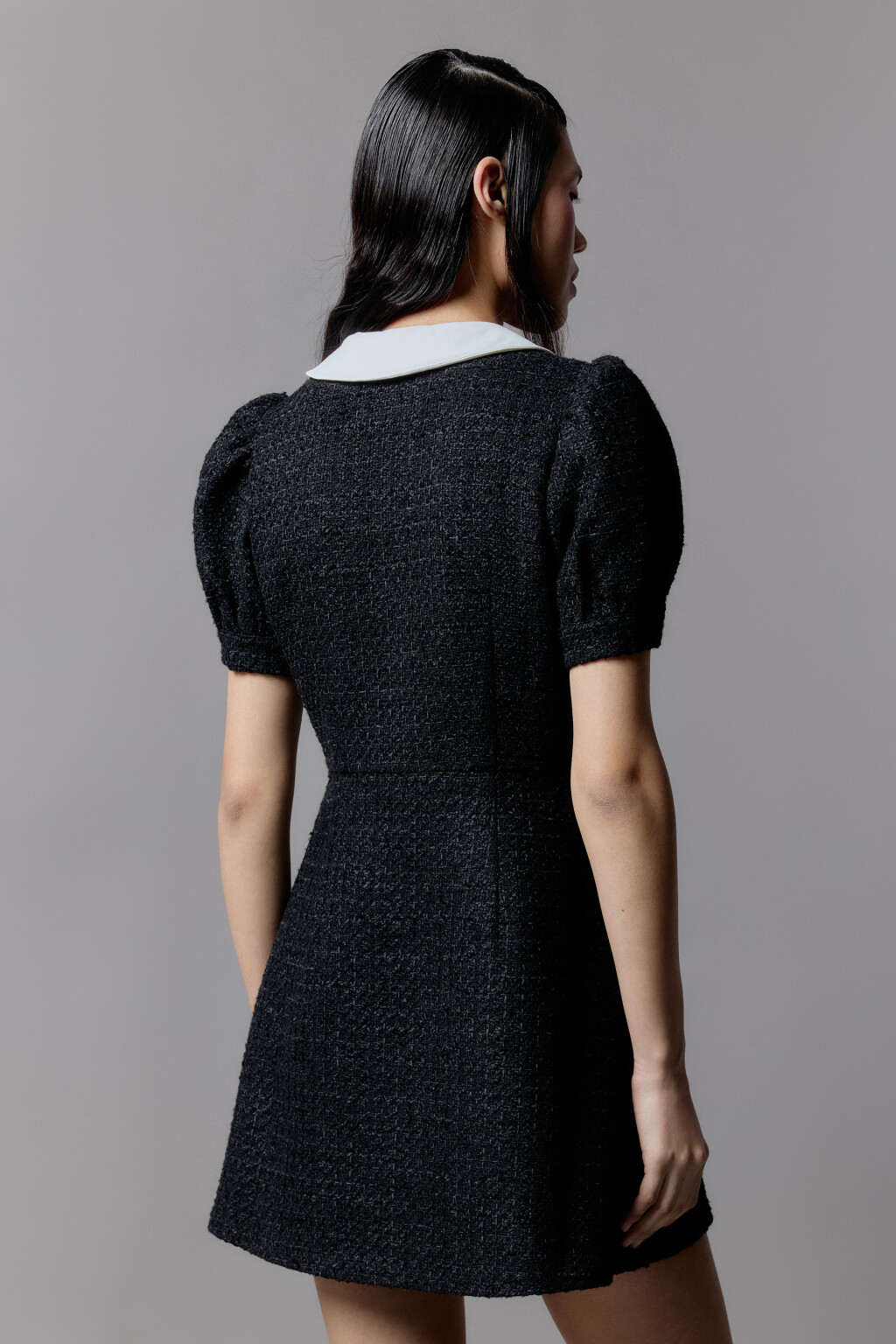 Платье мини твидовое с белым воротничком - цвет черный - 4