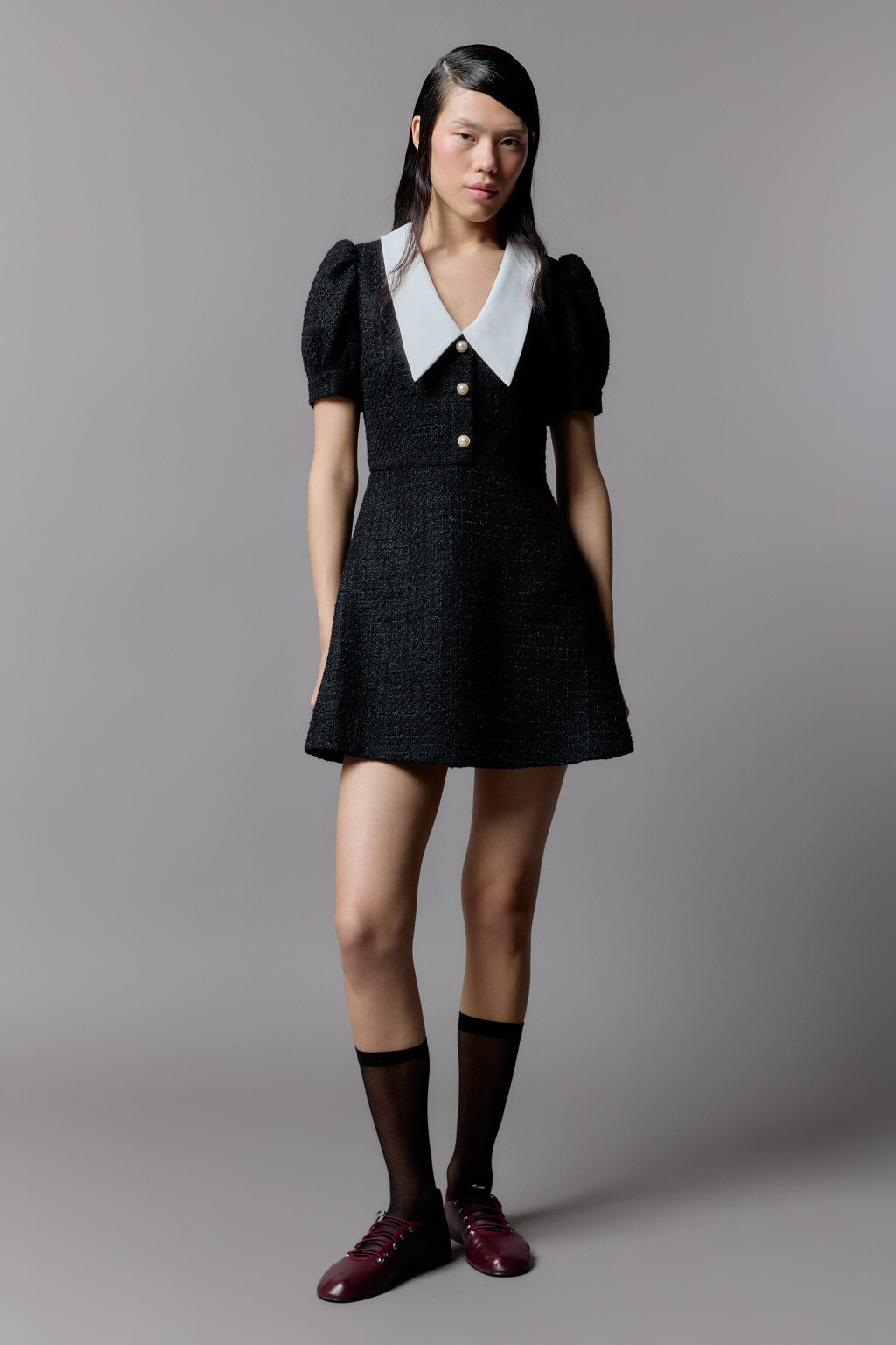 Платье мини твидовое с белым воротничком - цвет черный - 5