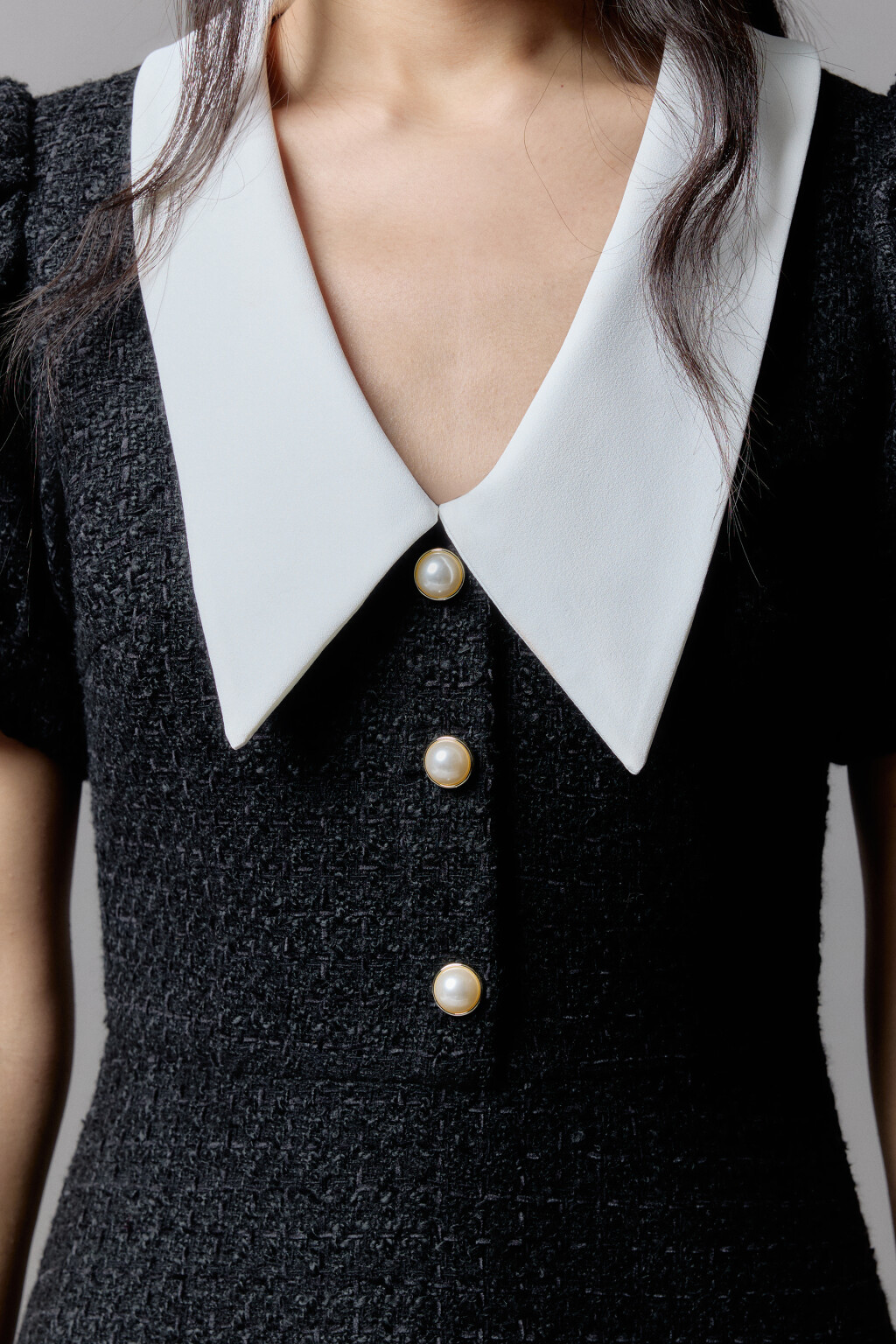 Платье мини твидовое с белым воротничком - цвет черный - 6