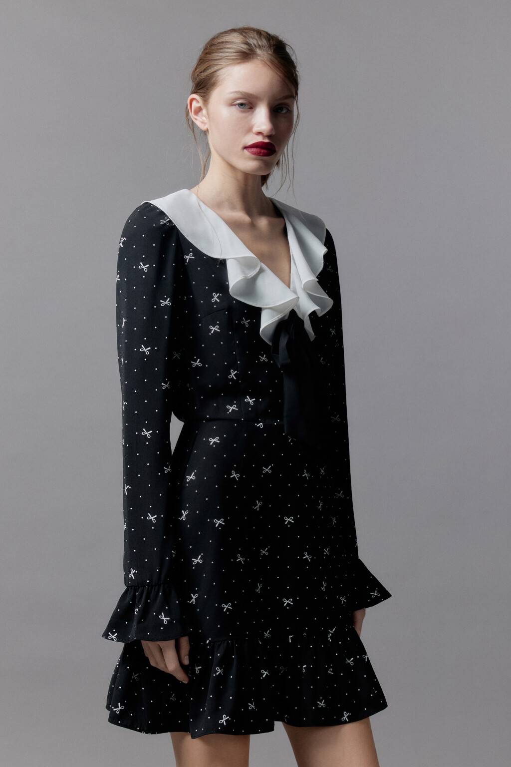 Платье мини с воланами и воротничком - цвет черный - 4