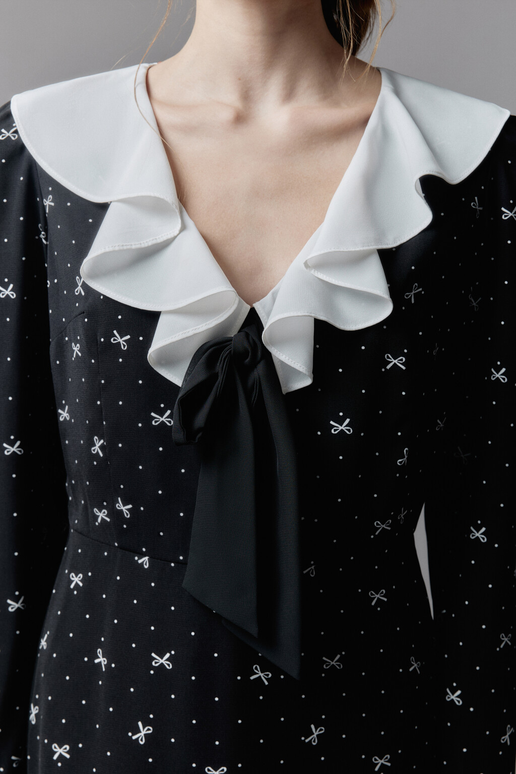 Платье мини с воланами и воротничком - цвет черный - 7