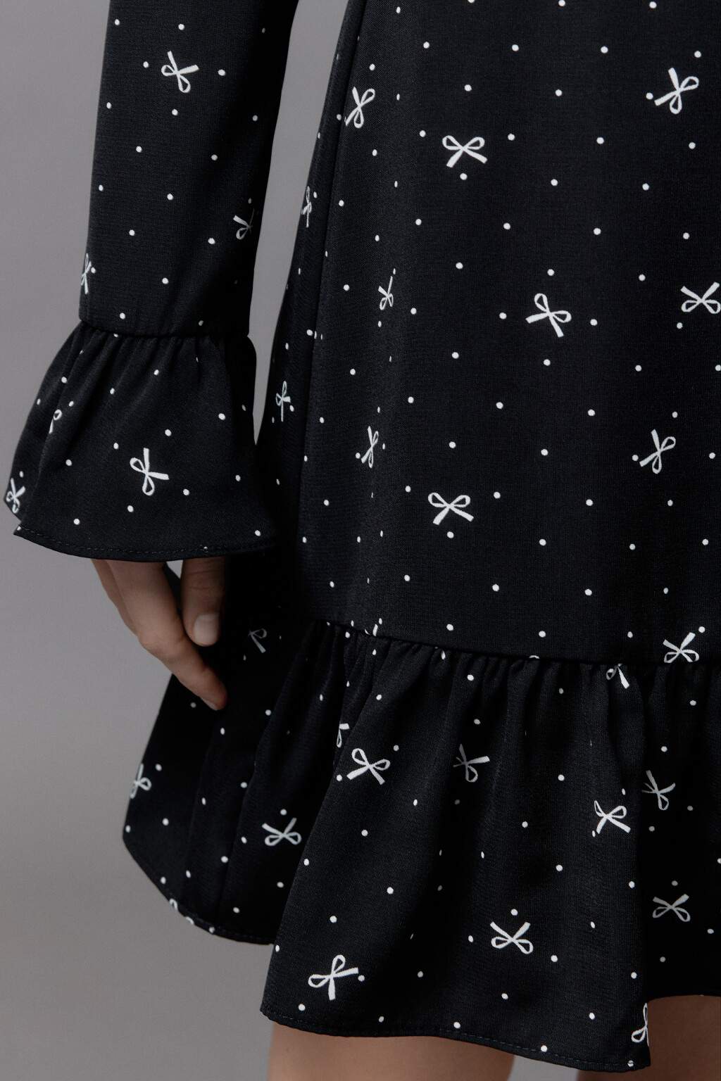 Платье мини с воланами и воротничком - цвет черный - 8