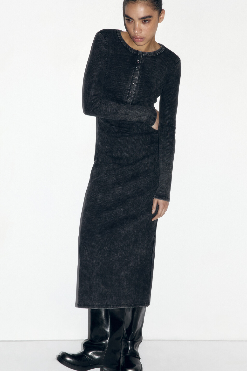 Платье миди трикотажное с вареным эффектом - цвет черный - 1