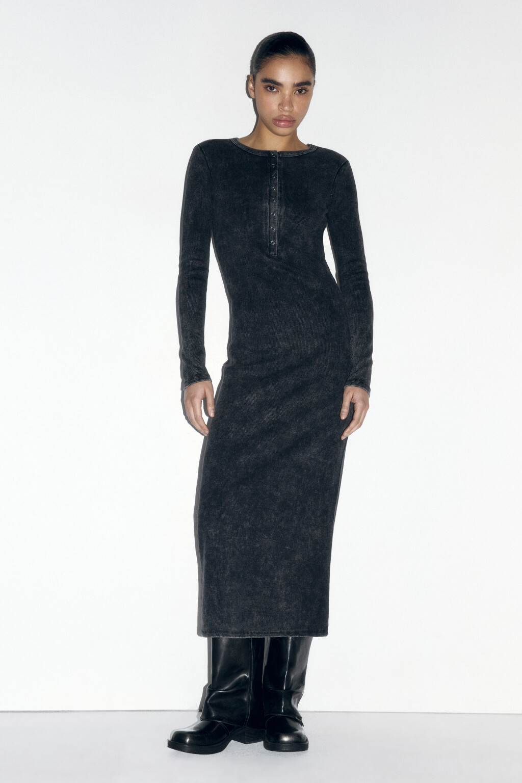 Платье миди трикотажное с вареным эффектом - цвет черный - 2