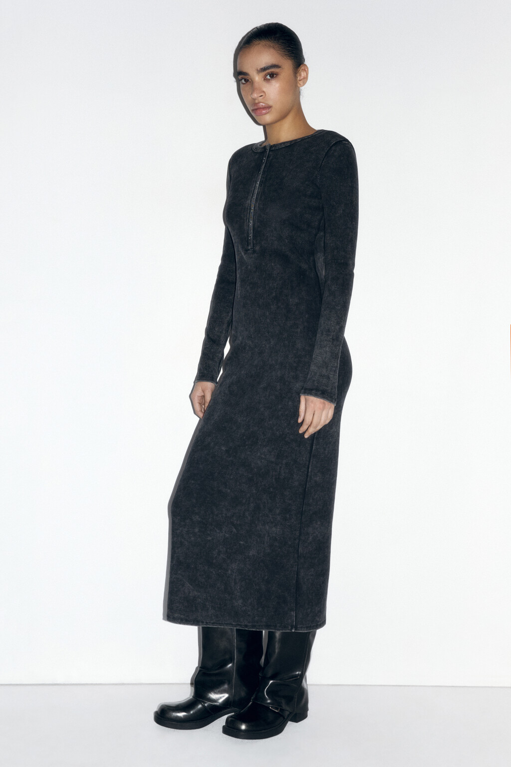 Платье миди трикотажное с вареным эффектом - цвет черный - 3